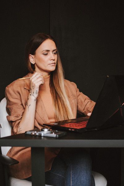 donna che lavora al computer